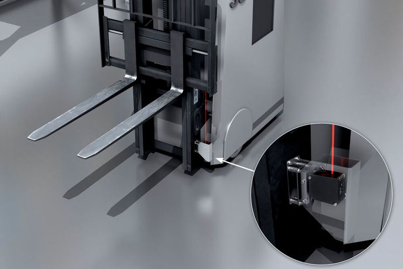 Sick zeigt auf der Messe den neuen optischen Distanzsensor DT80. Er ist spezifiziert auf Reichweiten bis zu 80 Metern und soll schnell und einfach konfiguriert werden können. Das kompakte Metallgehäuse ist vor allem für beengte Montageverhältnisse geeignet. Die integrierte Temperaturkompensation gewährleistet auch bei schnellen Temperaturwechseln oder intensiver Sonneneinstrahlung hochpräzise und zuverlässige Messergebnisse. SPS 2023: Halle 7A, Stand 340. (Bild: Sick)