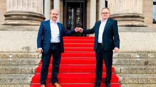 Neuer Vorstand (v.l.) Michael Finkler ist neuer Vorstand VDMA Software und Automation. Prof. Claus Oetter, der Geschäftsführer des Fachverbands, gratuliert. (VDMA)