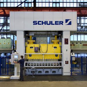 Schuler Stanz- und Umformautomat mit Servoantrieb und der neuen Handhabung namens Drei-Achs-Transfer, Modell AT3 in Light-Ausführung mit außenliegenden Schließkästen. Bild: Schuler