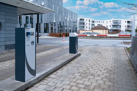 Das Parkraum-Management-System Park NFC von Hörmann vereint eine bargeld- und kontaktlose Bezahlung des Parkentgelts. Weder Papierticket noch Bargeld für einen Kassenautomaten werden benötigt.(Bild:  Hörmann)