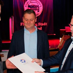 Timo Jäger (Mitte) ist Innungsbester des aktuellen Jahrgangs der Kfz-Innung Flensburg Stadt und Land. Knuth Behrens, Leiter der gewerblichen Ausbildung bei der FFG (l.), und Obermeister Günther Brodersen gratulieren dem Jung-Gesellen zum vorbildlichen Ausbildungsabschluss. Insgesamt hoben sie 35 Auszubildende der Innung in den Gesellenstand. „In den vergangenen dreieinhalb Jahren haben Sie alle Höhen und Tiefen der Ausbildung erlebt. Nicht immer war es einfach, alle Interessen unter einen Hut zu bekommen. Aber mit Fleiß und Ehrgeiz haben Sie das Ziel bravourös erreicht“, lobte Obermeister Günther Brodersen bei der Freisprechungsfeier. Die fand im Beisein von Jan-Nikolas Sontag, Geschäftsführer des Kfz-Gewerbe-Verbandes Schleswig-Holstein, an der Flensburger Förde im Veranstaltungssaal des „Treffpunkt Mürwik“ statt.(Bild:  Kfz-Innung Flensburg Stadt und Land)
