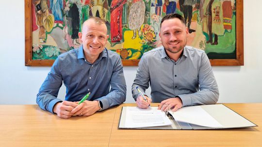 v.l.n.r. Marcel Fahnenstich, Betriebsleiter Topas Advanced Polymers, Leuna, und Christian Wede, Geschäftsführer Actemium Contracting.(Bild:  Actemium)