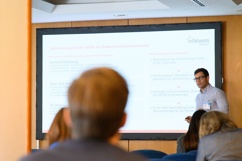 Zero Trust für vernetzte Medizinprodukte: Wie Middleware Compliance und Cyber-Resilienz verbessert erklärte Martin Neumann, Infoteam Software, in seinem Vortrag. (Bild: Stefan Stark/Koala Agentur)