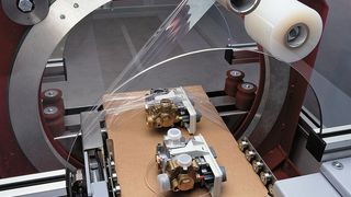 Das Twistpac-System umwickelt das zu verpackende Produkt automatisch mit Folie und fixiert es so sicher auf dem Tray. Bild: Pack 2000 (Archiv: Vogel Business Media)