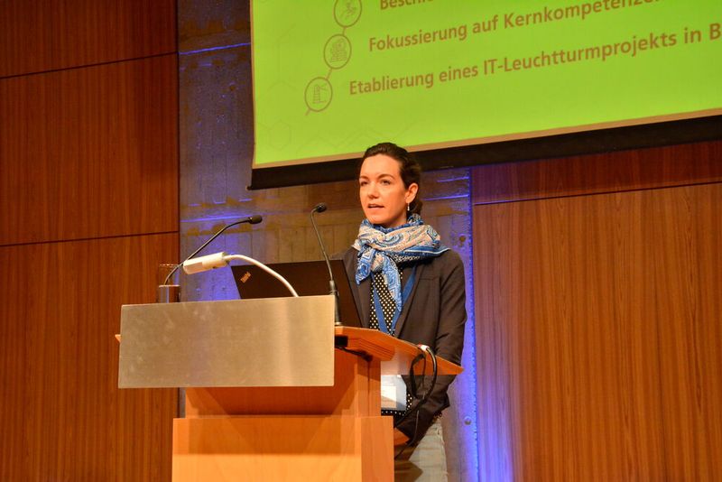 Christina Leinhos, stv. Geschäftsführerin der Bayerischen Krankenhausgesellschaft mit ihrem Vortrag „Die Modernisierung des Art. 27 BayKrG als Game Changer für die bayerischen Kliniken“. Dahinter verbirgt sich ein spannendes Projekt für eine geplante Kooperation von Kliniken und IT-Dienstleistern (©Bayerisches Staatsministerium für Gesundheit und Pflege)