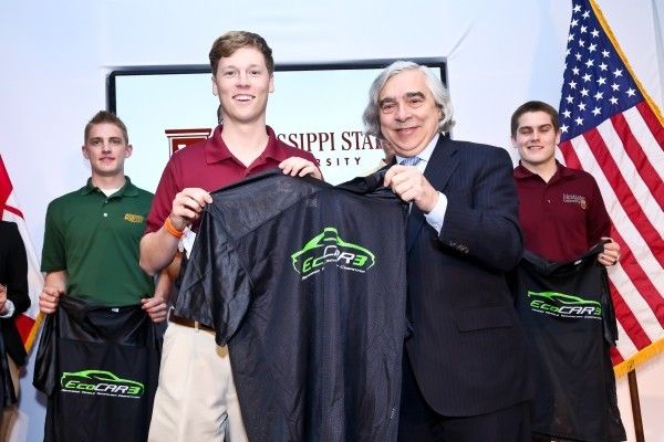 Dr. Ernest Moniz, Secrectary of Energy, US Department of Energy mit Teilnehmern der EcoCAR 3 Competition (Bild:  U.S. Department of Energy)