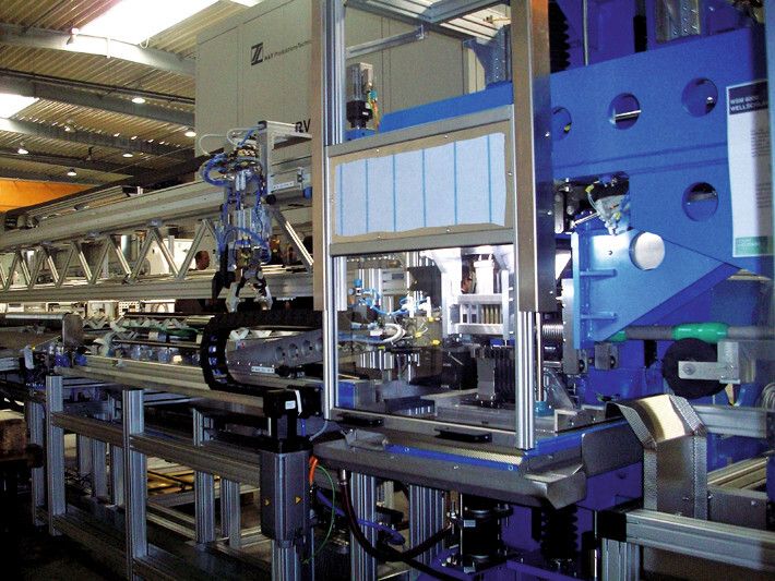 Auf der WSM 6000 können vollautomatisierte Wellenschläuche hergestellt werden. Verarbeitet werden ein- oder mehrwandige Metallhülsen unter hydraulischem Innendruck. (Bild: Munde)