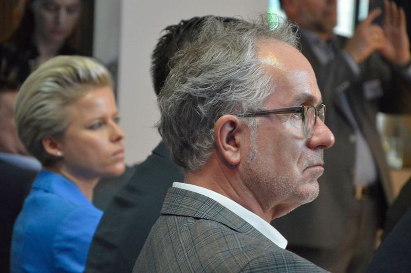 Auch zahlreiche Vertreter des Handels hörten den Ausführungen dazu, darunter Burkhard Weller (Wellergruppe) und Belinda Dreilich (Erkner-Gruppe, im Hintergrund). (Achter / »kfz-betrieb«)