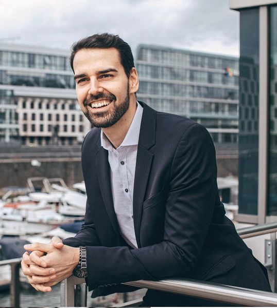 Bild 1: David Kimmerle, GF Miltronik. Das Unternehmen in Hilden entwickelt und fertigt kundenspezifische elektronische Steuerungen und Bedienpanele für den Sonderfahrzeug- und Maschinenbau.  (Multronik)