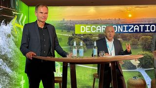 Sprachen über die aktuelle und künftige Situation der Lieferkette: Die Volkswagen-Vorstände Oliver Blume (li.) und Murat Aksel (re.). (Bild: Seyerlein/VCG)