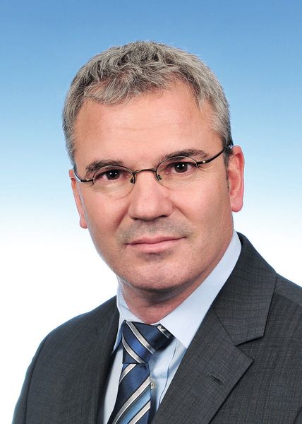 Dr. Michael Alsmann und seine Kollegen Jörg Clobes und Tim Wicke können erfolgreich über erste Erfahrungen beim Einsatz des Formhärtens für den neuen Golf VII berichten. Trotz Bepackung mit noch mehr Komfortelementen wurde die Karosserie leichter. (Bild: VW)