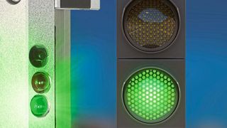 Nach dem Ampelprinzip zeigen farbige LED am Linerführungsschlitten, ob ein Wechsel der Gleitfolie ansteht.   (Igus)