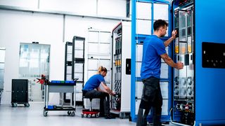 Alpitronic hat eine enorme Fertigungstiefe. Insbesondere die Leistungsmodule werden in seinem Unternehmen entwickelt und hergestellt. Jeder fünfte Mitarbeiter ist Entwickler für Hard- oder Software. (Bild: Alpitronic)