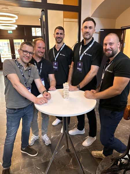 Wer hätte bei dem Holz-Spiel wohl die ruhigere Hand gehabt, (v. l.) Martin Walper und Alexander Schäfer (CompuGroup), Tobias Bartholomä, Keno Muratovic oder Simon Gassner (n-able)? (Bild: Vogel IT-Medien)
