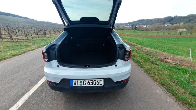 9. Der Laderaum: Der Kofferraum des Polestar 2 schluckt 405 Liter und ist damit ordentlich dimensioniert. (Bild: Mauritz – VCG)