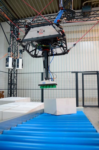 Die Plattform kann gezielt geneigt werden. Das ist ein klarer Vorteil gegenüber Portalsystemen, die eine zusätzliche Achse benötigen, um z. B. von einem schrägen Rollband etwas greifen zu können. (Bild: Keba)
