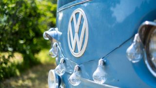 Der Bulli: Kaum ein anderer Bus hat derartigen Kultstatus erreicht. Ende Juni feierten ihn seine Fans in Hannover beim VW Bus Festival 2023. (Bild: Kai-Uwe Knoth)