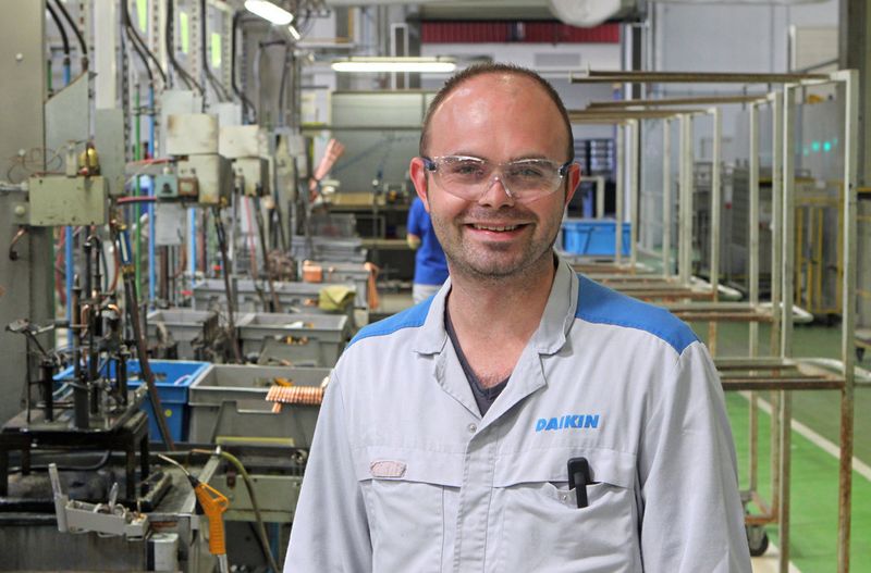 „Die handlichen Ergogun-Blaspistolen benötigen rund 70 % weniger Druckluft und sind viel leiser bei allen Reinigungs-, Kühl- und Trockenblasarbeiten“, sagt Stijn Schelstraete, Produktionsverantwortlicher in der Löt- und Schweißabteilung der Daikin Europe N. V. (Bild: Atlas Copco)