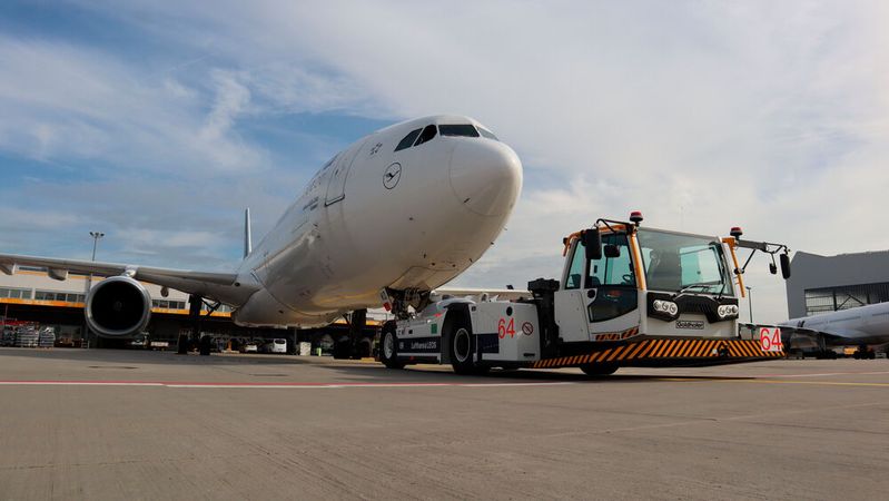 Um die Flugzeuge am Frankfurter Flughafen von A nach B zu bewegen, wird beispielsweise das Schlepper-Modell Phönix E eingesetzt.(Bild:  sp-x/Benjamin Bessinger)