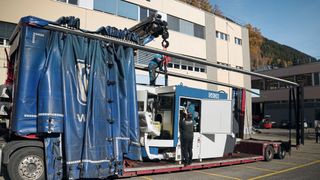 Lange ersehnt: Große Freude bei Distec über die Anlieferung der G350 von Grob. (Bild: Grob)