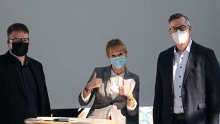 BFC-Geschäftsführerin Sylvia Gerl mit Axel Ziehlke, Prokurist Autohaus Brunkhorst (l.), und Christian Brunkhorst, Inhaber Autohaus Brunkhorst (r.). (Bild: BFC)