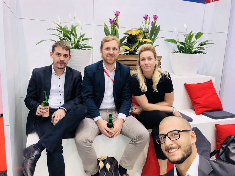 (v. l.) Marco Plitsch und Andreas Fink, CSE, und Jennifer Keil, Littlebit sitzen immer lieber etwas höher als die anderen. (Bild: IT-BUSINESS)