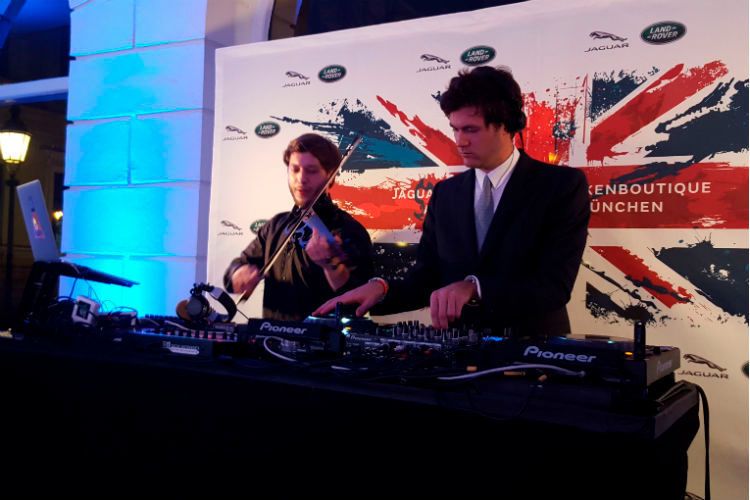 Die DJs Seth Schwarz und Isaac Ferry sorgten für Stimmung. (Foto: Jaguar Land Rover)