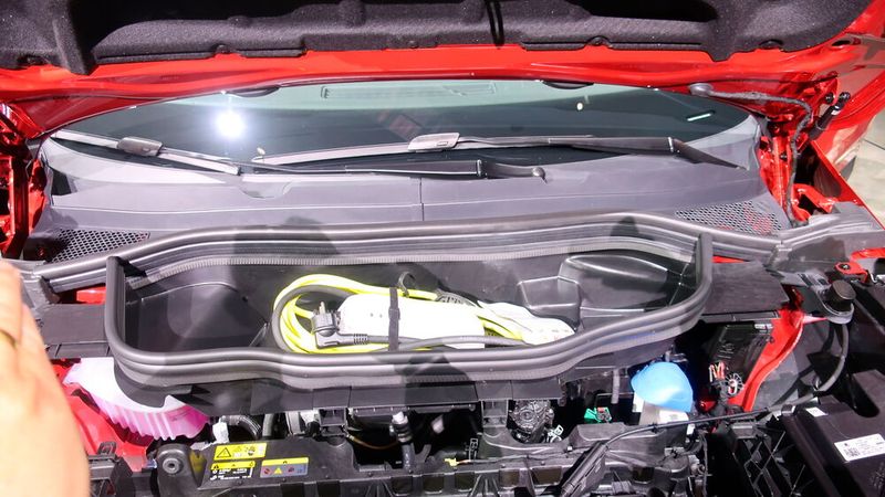 Skoda hat dem Epiq im Sinne der „Simply Clever“-Tradition einen Frunk spendiert, der das Ladekabel problemlos unter der Fronthaube aufnimmt. (Bild: Grimm – VCG)