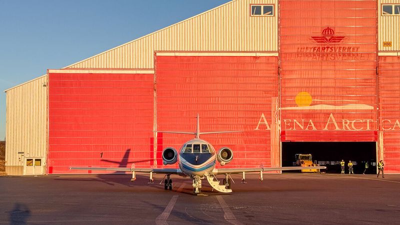DLR-Forschungsflugzeug Falcon 20E zu Gast im hohen Norden: Vom Flughafen Kiruna aus startete das DLR-Flugzeug zu einer besonderen Mission: Nach dem Start der DLR-Höhenforschungsrakete Mapheus-17 machte sich das Flugzeug auf die Spur der Abgasfahne der Raketenantriebe. (Bild: DLR)