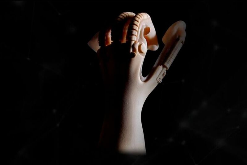 Das Funktionsprinzip dahinter: Eine intelligente Software mit einem zugehörigen Sensor erkennt die Bewegungsabsicht des Trägers über einen noch aktiven Muskel und steuert die leistungsstarken Mikroantriebe in der Armschiene. Diese leiten die Kraft in die Betätigungsmechanismen des Handschuhs, die die Finger öffnen und schließen und so die
erforderliche Greifkraft bietet. (Purmundus Challenge)