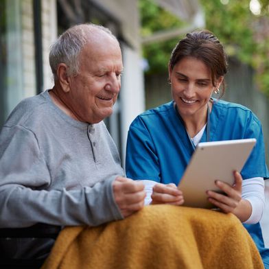 Bei Dienstleistungen, die zur Daseinsvorsorge zählen, müssten die bisherigen analogen Zugangswege eingeschränkt erhalten bleiben, fordert der hessische Datenschutzbeauftragte Prof. Dr. Alexander Roßnagel. In Seniorenheimen könnten „Digitale-Hilfe-Beauftragte“ benannt werden. (Bild: © Rido – stock.adobe.com)