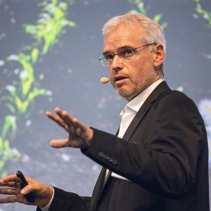 Dr. Holger Schmid ist Digital Economist bei Ecodynamics und lehrt Digitale Transformation an der TU Darmstadt. Auf dem Smart Process Manufacturing Kongress hielt er am 24. September 2015 die Opening-Keynote „Wie KI als Basistechnologie die Wettbewerbsfähigkeit in der Prozessindustrie verändert“. 