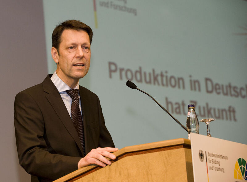 Staatssekretär  Dr. Georg Schütte kündigte an, dass das BMBF ein neues Programm zur künftigen Produktionsforschung auflegen werde, Bild: KIT/Sandra Göttisheim (Archiv: Vogel Business Media)