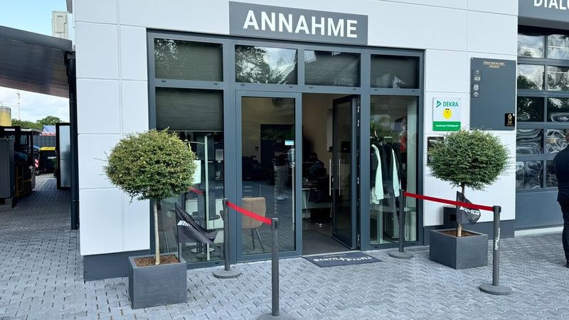 Rote Absperrungen führen die Kunden gezielt zur Kundenannahme – auch hier wird nichts dem Zufall überlassen. (Bild: Schreiner – VCG)