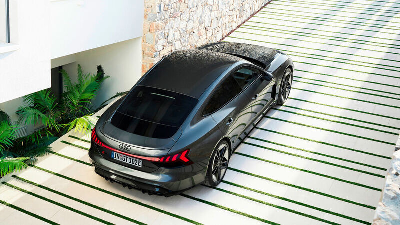 Der E-Tron GT hat keine Heckklappe wie der A7 Sportback, sondern „nur“ einen Kofferraumdeckel. Genügend Stauraum ist darunter aber vorhanden. (Audi)