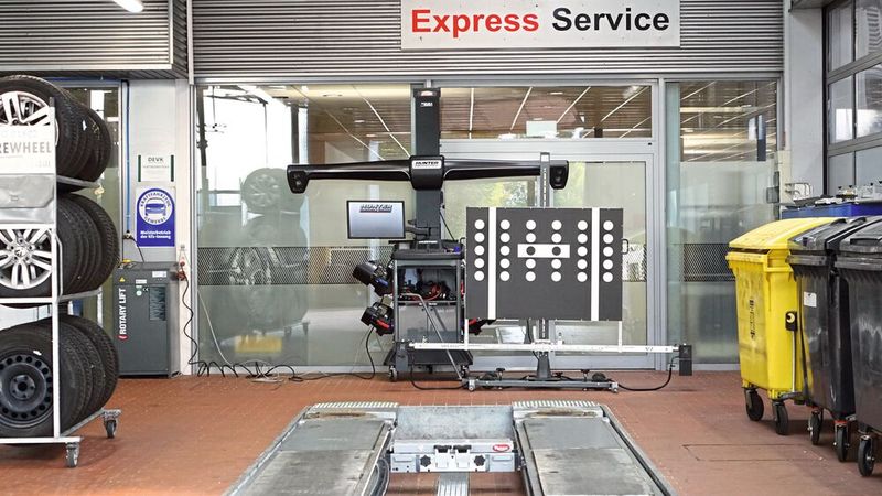 Auch in Bezug aufs Kalibrieren von Fahrerassistenzsystemen und auf die Achsvermessung ist alles auf dem neuesten Servicestand. (Bild: Dominsky/»kfz-betrieb«)