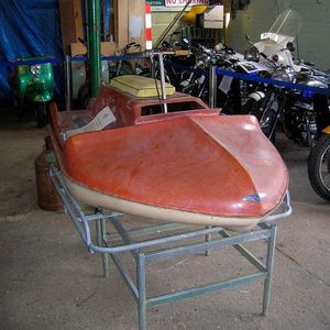 der Vorläufer der Wassermotorräder war das Vincent Amanda, hier im mittlerweile geschlossenene London Motorcycle Museum ausgestellt. (Bild:  Vincent Amanda boat.jpg /meriden.triumph / CC BY 2.0)