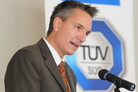 „Ihnen kann nur einer helfen: der Kunde! Deshalb tun Sie alles dafür, dass Sie Ihre Kunden so oft als möglich in ihrem Betrieb sehen, sie auf keinen Fall verlieren bzw. neue hinzugewinnen“, appellierte »kfz-betrieb«-Chefredakteur Wolfgang Michel. (Archiv: Vogel Business Media)