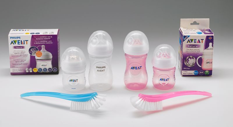 1. Platz: Flaschen-Set für Neugeborene „Philips Avent Natural Response“ – AVENT (Original, links) vs. AVEAT (Fälschung, rechts). Insbesondere bei Produkten für Neugeborene steht Sicherheit an erster Stelle. So bestehen die Philips AVENT Flaschen aus BPA-freiem Kunststoff und sind geruchs- und geschmacksneutral. Die irreführenden AVEAT-Fälschungen wurden in China hergestellt und online, über Social Media sowie vor Ort in Lateinamerika, Nigeria und Südostasien vertrieben. Laut Verpackung sind auch sie BPA-frei. Der extrem niedrige Preis - ein Fünftel des Originals - sowie Fotos aus den „Fabriken“ der Fälscher lassen an der Qualität und Eignung des Kunststoffs, insbesondere für Babyprodukte, zweifeln. Nach einer Razzia und Beschlagnahme bei Onibebi hat ein Gericht die Firma zu Unterlassung und Schadenersatz verurteilt. Philips zieht Fälscher konsequent zur Rechenschaft – auch zum Schutz der (jüngsten) Verbraucher. (Bild: Aktion Plagiarius e.V.)