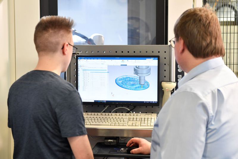Von Teamcenter aus werden dann die Auftragsdaten an die nachfolgenden Schritte in NX übergeben. Die 3D-Modelle werden in NX CAD fertigungsgerecht aufbereitet und auch die notwendigen Spannvorrichtungen ausgewählt oder konstruiert.  (Bild: Siemens)