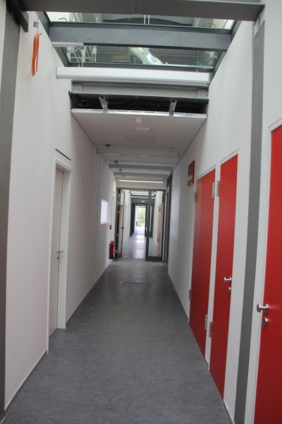 Dieser 75 m lange Gang wäre ohne das lichtdurchlässige Dach völlig dunkel und müsste mit Kunstlicht beleuchtet werden. (Bild: Itasse)