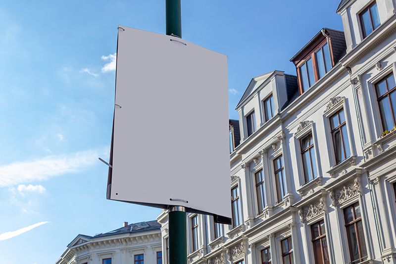 Politiker in Lüdenscheid spannen Stadtverwaltung für ihren Wahlkampf ein: Die Stadt Lüdenscheid stellte für Wahlkämpfe 300 Plakatrahmen an Laternenmasten über einen Dienstleister zur Verfügung, der die Rahmen montierte und wieder demontierte. Inklusive Reparaturkosten kostete das die Stadt bislang gut 15.000 Euro je Wahl. Für die Bundestagswahl 2021 wünschten die Parteien zusätzlich 200 Holztafeln, das alles hätte sich für 2021 auf rund 105.000 Euro summiert. Nach öffentlicher Kritik ließ die Politik diese teuren Pläne wieder fallen. Stattdessen sucht und markiert die Verwaltung 600 Laternenmasten in den 23 Lüdenscheider Wahlbezirken und lost diese den Parteien vor den Wahlen zu. Dieser Service sollte nach einer ersten Kostenschätzung einmalig rund 25.000 Euro kosten, Personalaufwand nicht mitgerechnet.  Nach einer Umfrage der Stadt Lüdenscheid überlassen die meisten anderen Städte in Nordrhein-Westfalen die Wahlplakatwerbung den Parteien selbst. (Quelle: BdSt) (FSEID_stock.adobe.com)