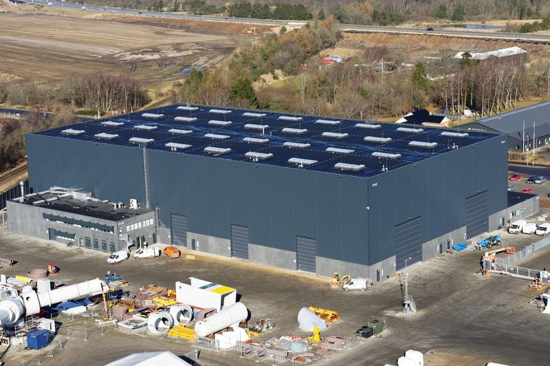 Luftansicht des Siemens Testzentrums für Windenergieanlagen in Brande, Dänemark. Hier werden  Komponenten von Windturbinen wie Generatoren, Hauptlager oder Maschinenhäuser geprüft. (Bild: Siemens)