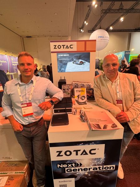 Leckeres Aperol-Eis zur Abkühlung auf dem Zotac-Stand: Alexander Pietsch (l.) und Zisis Kasparidis (Bild: Vogel IT-Medien GmbH)