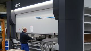 Die Produktion mit einer automatisierten Abkantpresse ermöglicht durch einen sehr schnellen robotergesteuerten Werkzeugwechsel eine wirtschaftliche Produktion von Kleinserien. (Bild: Modersohn)