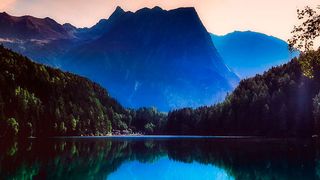 Berge und Seen - das kennen alle Östrreich-Touristen. Doch Wasserkarft kann auch nachhaltig Datacenter antreiben. Grund genug für Riesenrechenzentren?  (gemeinfrei: David Mark auf Pixabay)