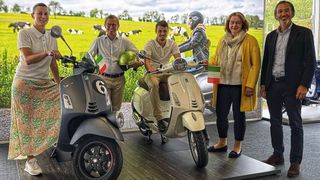 Julia Riethmüller, Leiterin Business Development, Oliver Bohn, Geschäftsführer, Bennet Brunkhorst, Verkaufsberater Piaggio, Kerstin Witte, Geschäftsführerin, und Jan Rommel, Geschäftsführer, wollen den Standort in Buchholz beleben. (Bild: Kuhn + Witte)