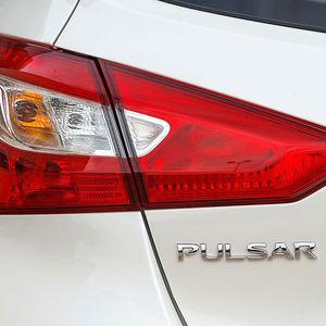 Die markante Zeichnung des Autos zeigt sich unter anderem an den Heckstrahlern.(Foto: Nissan)