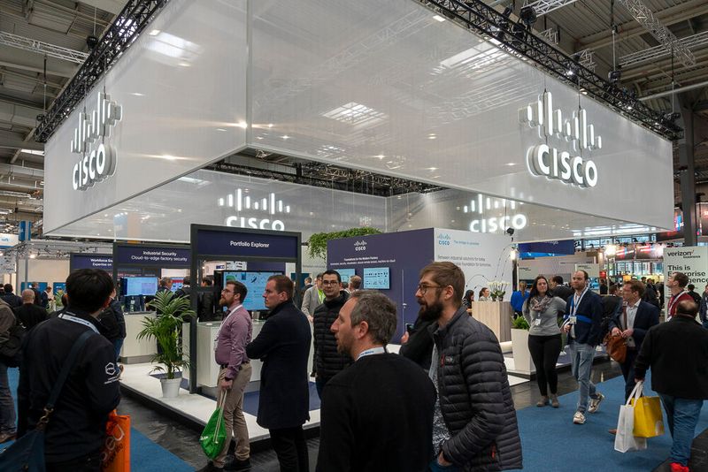 Neben anderen Angeboten konnten sich Interessierte am Stand von Cisco zum Beispiel über den Catalyst IE3400 Rugged Series Switch informieren. Das Gerät zeichne sich durch seine robuste Fertigung aus und soll auf bis zu 26 Gigabit-Ethernet-Ports erweitert werden können. (Bild: Vogel Communications Group)