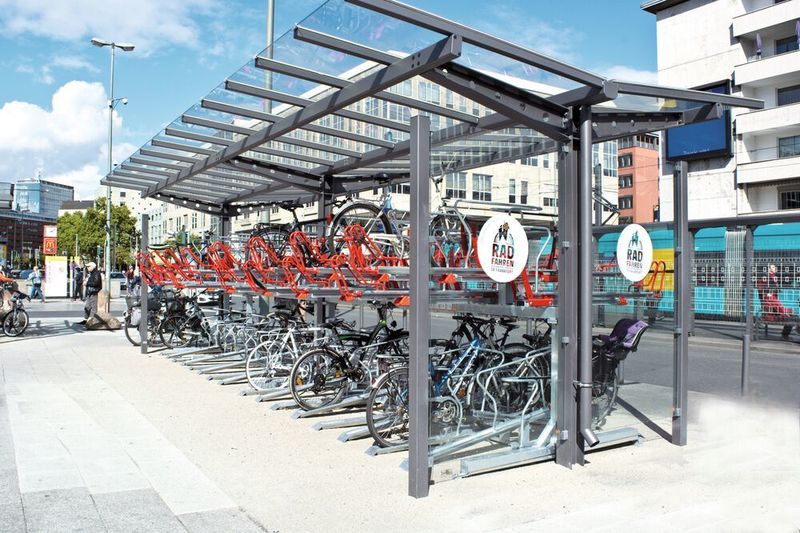 Den Raum voll ausgenutzt: Überdachte Doppelstock-Fahrradanlage in der Frankfurter Innenstadt. (Orion Bausysteme)